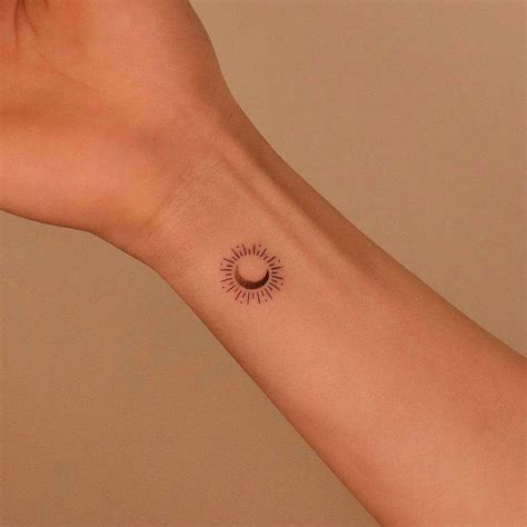 tatuaje sol y luna minimalista|tatuajes minimalistas para mujer.